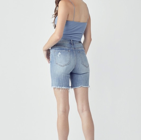 HIGH RISE MID THIGH LIGHT WASH RISEN SHORTS - Picture 6 of 7